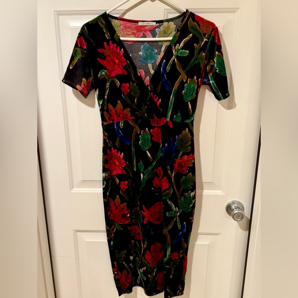 Zara Trafaluc // Velvet Midi Dress // Floral w/ Black // Size 28